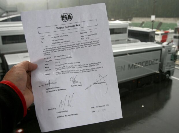 Titel-Bild zur News: Strafe gegen Lewis Hamilton beim Formel-1-Rennen in Belgien 2008