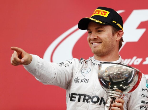Titel-Bild zur News: Formel-1-Weltmeister Nico Rosberg auf dem Podium in Suzuka