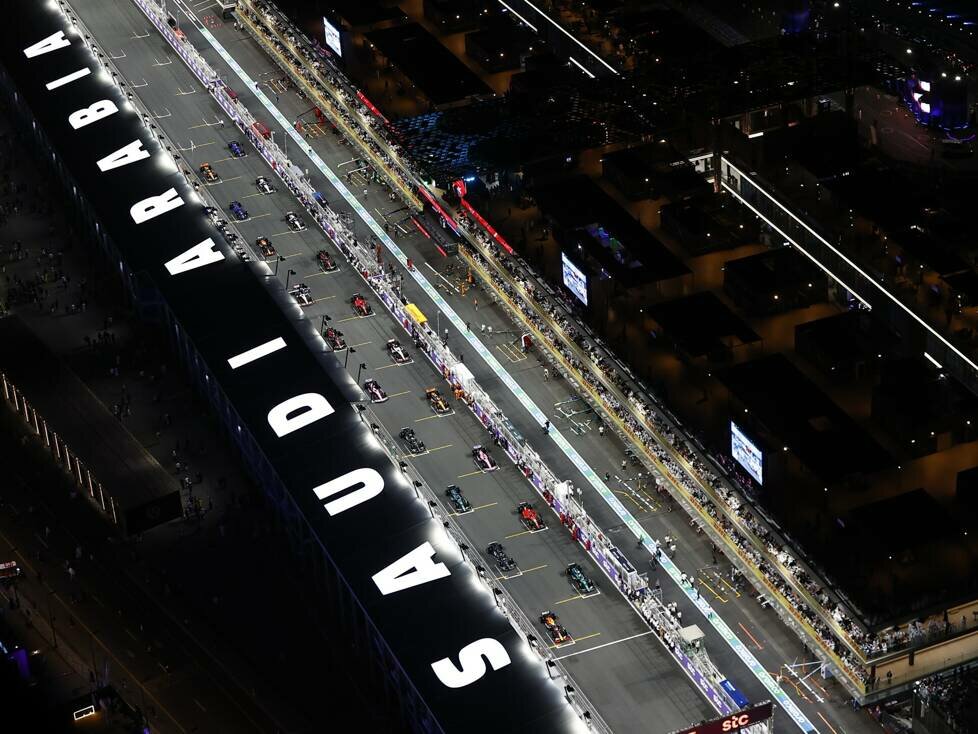 Start zum Grand Prix von Saudi-Arabien 2023 in Dschidda aus der Vogelperspektive