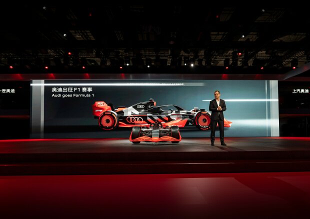  ~Audi-CEO Marcus Duesmann spricht auf der Auto Shanghai neben dem Formel-1-Showcar von Audi über den Stand des Formel-1-Projekts~ 