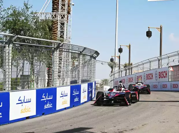 Titel-Bild zur News: Pascal Wehrlein vor Antonio Felix da Costa (Porsche) beim Formel-E-Rennen in Diriyya