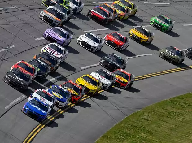 NASCAR-Action auf dem Talladega Superspeedway Titel-Bild zur News: NASCAR-Action auf dem Talladega Superspeedway