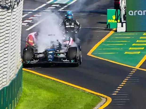 George Russell (Mercedes) scheidet beim Formel-1-Rennen in Australien 2023 mit einem Motorschaden aus Titel-Bild zur News: George Russell (Mercedes) scheidet beim Formel-1-Rennen in Australien 2023 mit einem Motorschaden aus