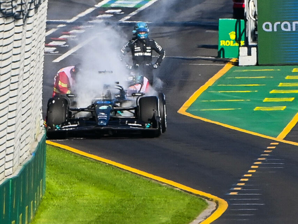 George Russell (Mercedes) scheidet beim Formel-1-Rennen in Australien 2023 mit einem Motorschaden aus