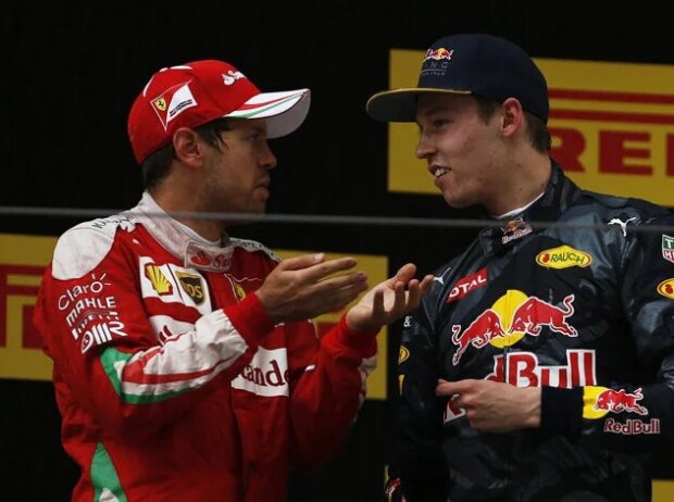 Titel-Bild zur News: Sebastian Vettel und Daniil Kwjat auf dem Formel-1-Podium 2016 in China