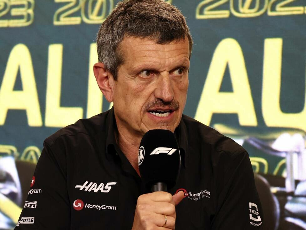 Haas-Teamchef Günther Steiner bei einer Pressekonferenz