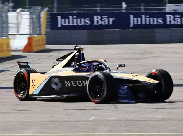 Rene Rast (McLaren) ohne Frontflügel beim Formel-E-Rennen in Berlin 2023 Titel-Bild zur News: Rene Rast (McLaren) ohne Frontflügel beim Formel-E-Rennen in Berlin 2023