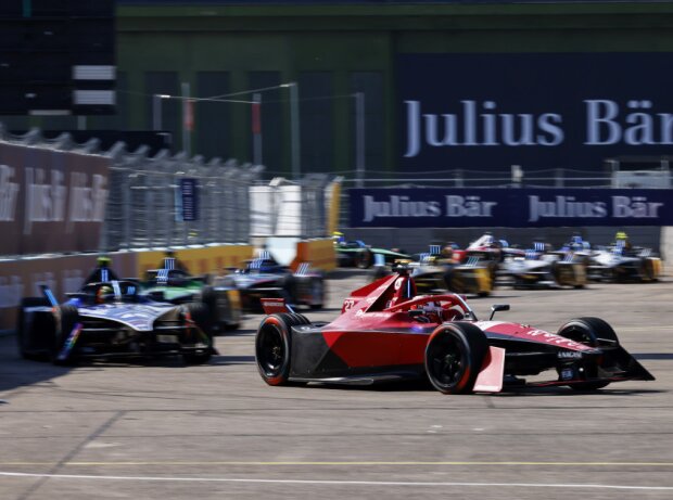 Titel-Bild zur News: Jake Dennis (Andretti) beim Formel-E-Rennen in Berlin 2023
