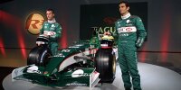 Eddie Irvine und Pedro de la Rosa bei der Präsentation des Jaguar R3 aus der Formel-1-Saison 2002