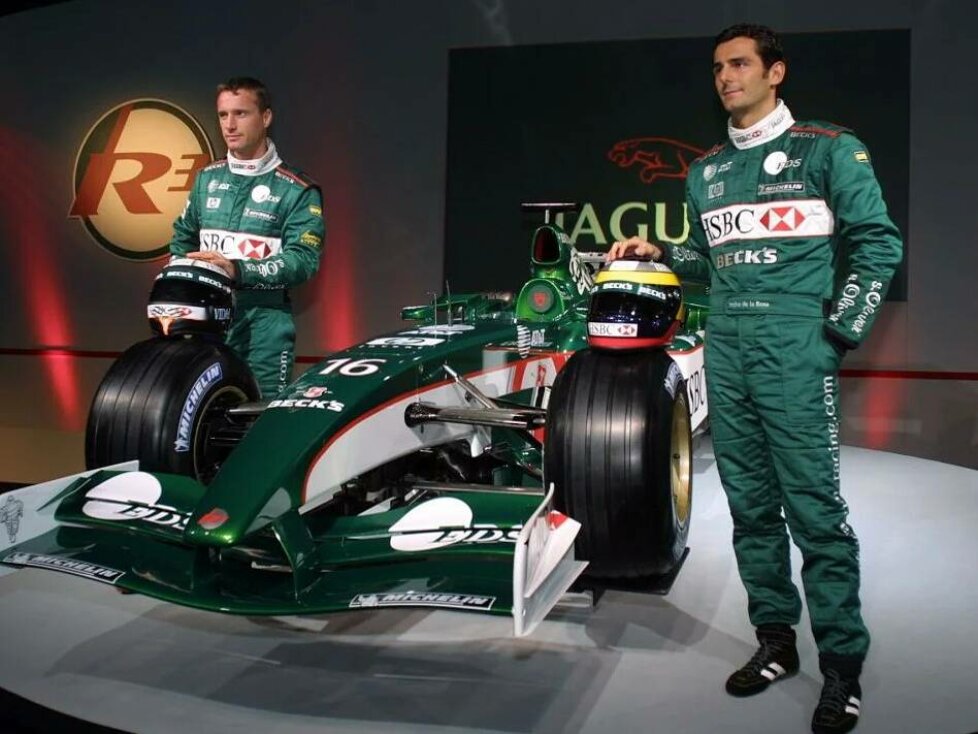 Eddie Irvine und Pedro de la Rosa bei der Präsentation des Jaguar R3 aus der Formel-1-Saison 2002