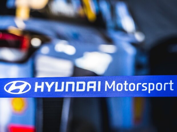 Titel-Bild zur News: Logo und Schriftzug von Hyundai Motorsport