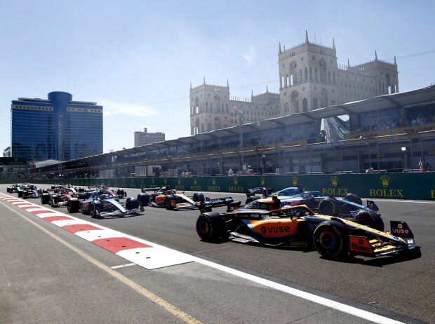 Titel-Bild zur News: Startphase beim Grand Prix von Aserbaidschan 2022 der Formel 1