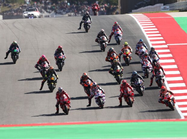 Titel-Bild zur News: MotoGP-Feld kurz nach dem Start