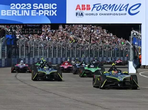 Titel-Bild zur News: Der Start zum Formel-E-Rennen in Berlin 2023