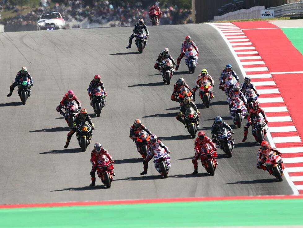 MotoGP-Feld kurz nach dem Start