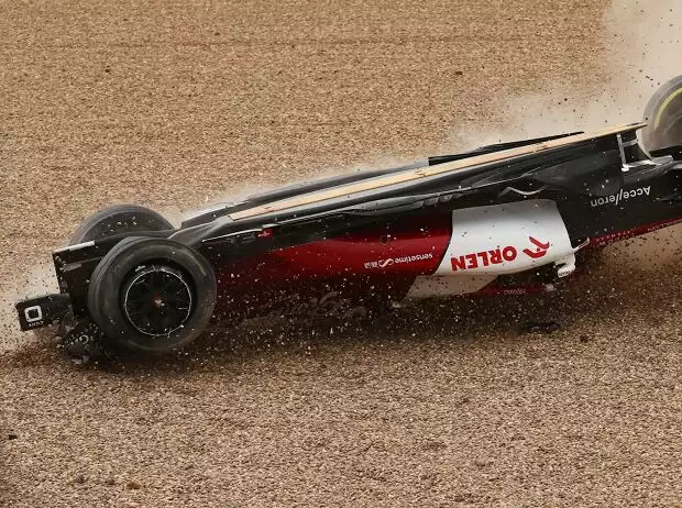 Guanyu Zhou mit gebrochenem Überrollbügel beim Startcrash in Silverstone 2022 Titel-Bild zur News: Guanyu Zhou mit gebrochenem Überrollbügel beim Startcrash in Silverstone 2022