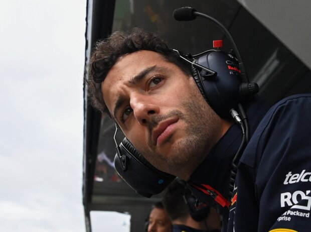 Titel-Bild zur News: Daniel Ricciardo an der Red-Bull-Boxenmauer