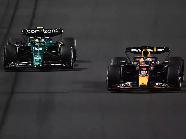 Titel-Bild zur News: Fernando Alonso im Aston Martin AMR23 und Max Verstappen im Red Bull RB19