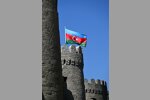 Altstadt in Baku mit der Flagge von Aserbaidschan