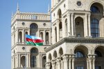 Altstadt in Baku mit der Flagge von Aserbaidschan
