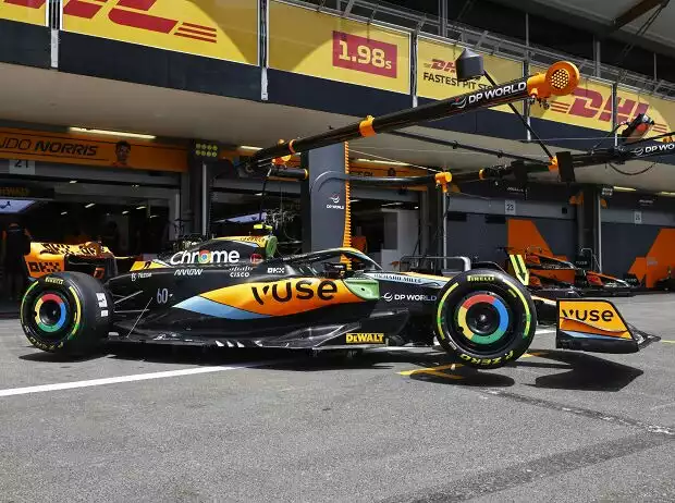 Der McLaren MCL60 von Lando Norris in der Formel-1-Boxengasse in Baku 2023 Titel-Bild zur News: Der McLaren MCL60 von Lando Norris in der Formel-1-Boxengasse in Baku 2023