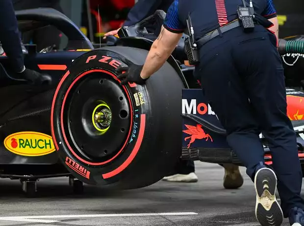 Titel-Bild zur News: Pirelli-Reifen der Soft-Mischung am Red Bull RB19 von Max Verstappen in der Formel 1 2023