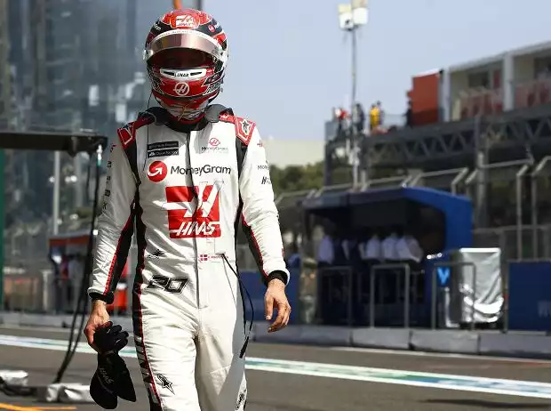 Kevin Magnussen (Haas) läuft nach einem Defekt beim Training zum Formel-1-Rennen in Baku 2023 zurück an die Box Titel-Bild zur News: Kevin Magnussen (Haas) läuft nach einem Defekt beim Training zum Formel-1-Rennen in Baku 2023 zurück an die Box