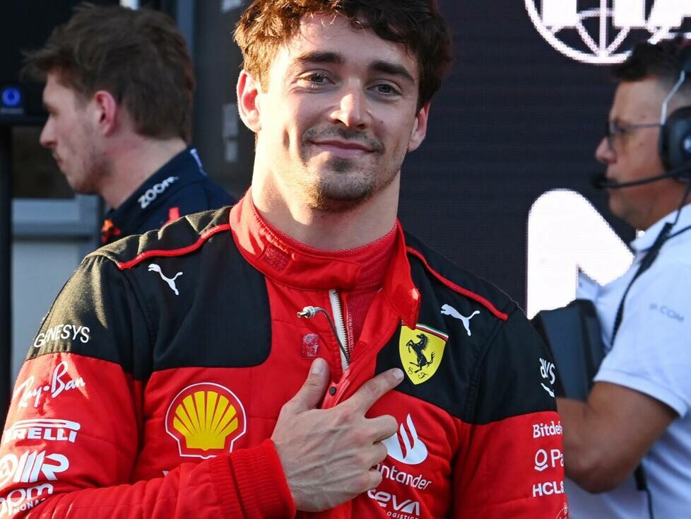 Ferrari-Fahrer Charles Leclerc zeigt demonstrativ auf das Ferrari-Logo