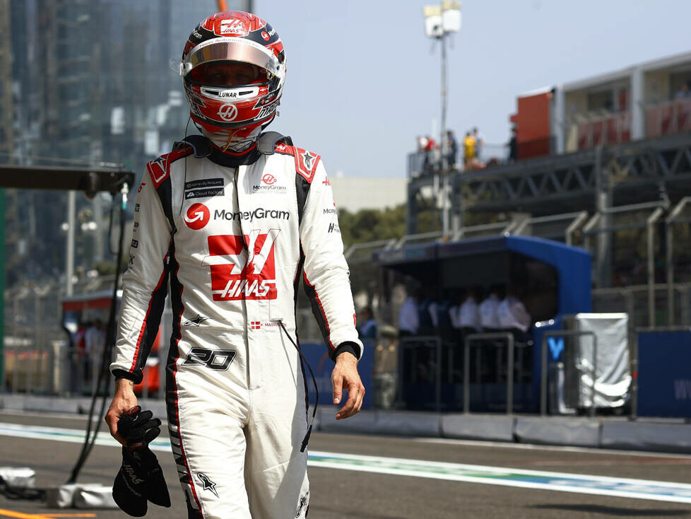Kevin Magnussen (Haas) läuft nach einem Defekt beim Training zum Formel-1-Rennen in Baku 2023 zurück an die Box