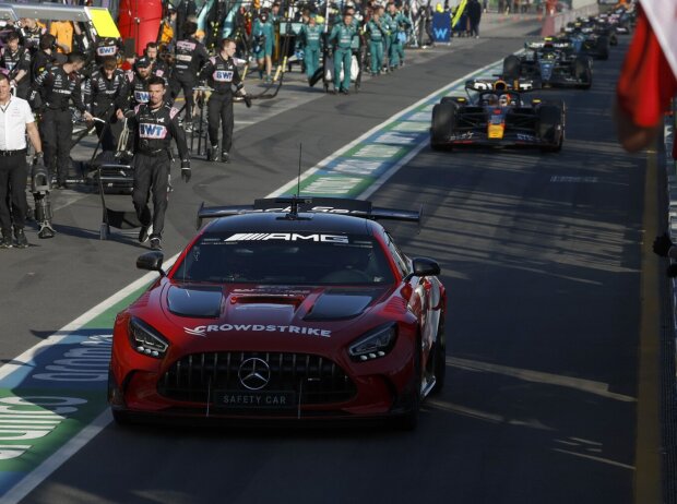 Titel-Bild zur News: Das Safety-Car führt in Australien 2023 das Formel-1-Feld in die Boxengasse