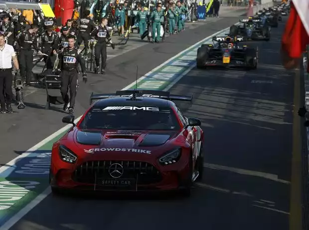 Das Safety-Car führt in Australien 2023 das Formel-1-Feld in die Boxengasse Titel-Bild zur News: Das Safety-Car führt in Australien 2023 das Formel-1-Feld in die Boxengasse