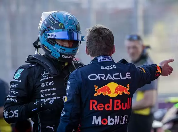Max Verstappen diskutiert nach dem Formel-1-Sprint in Baku 2023 mit George Russell Titel-Bild zur News: Max Verstappen diskutiert nach dem Formel-1-Sprint in Baku 2023 mit George Russell