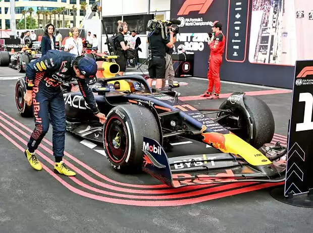 Titel-Bild zur News: Sergio Perez (Red Bull RB19) inspiziert nach dem Formel-1-Rennen in Baku 2023 seinen Reifen