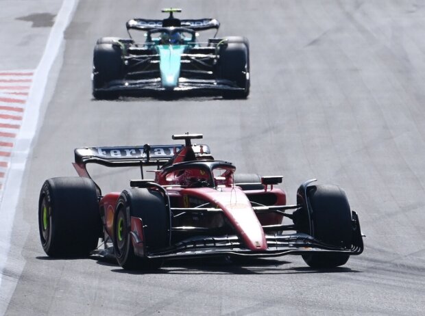 Titel-Bild zur News: Charles Leclerc im Ferrari vor Fernando Alonso im Aston Martin im Grand Prix in Baku 2023