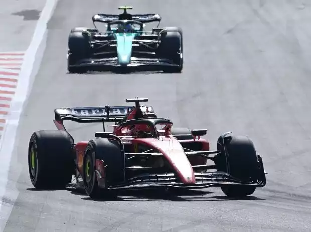 Charles Leclerc im Ferrari vor Fernando Alonso im Aston Martin im Grand Prix in Baku 2023 Titel-Bild zur News: Charles Leclerc im Ferrari vor Fernando Alonso im Aston Martin im Grand Prix in Baku 2023