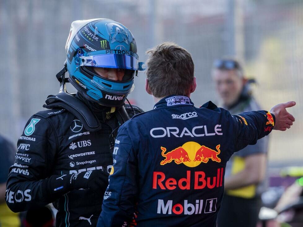Max Verstappen diskutiert nach dem Formel-1-Sprint in Baku 2023 mit George Russell