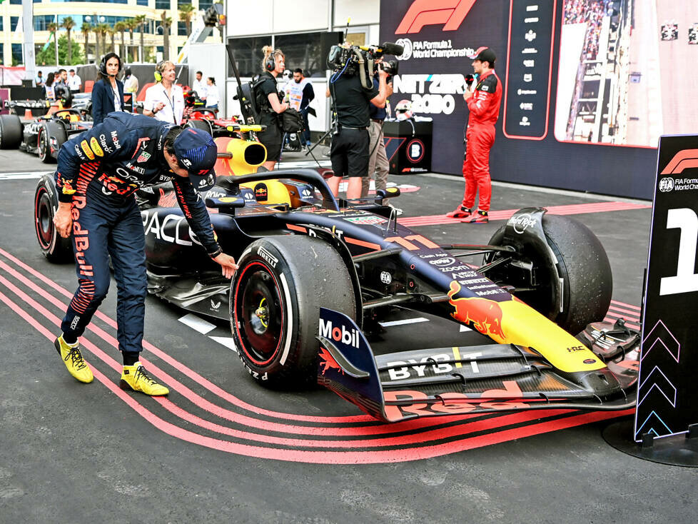 Sergio Perez (Red Bull RB19) inspiziert nach dem Formel-1-Rennen in Baku 2023 seinen Reifen