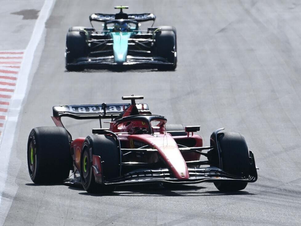 Charles Leclerc im Ferrari vor Fernando Alonso im Aston Martin im Grand Prix in Baku 2023