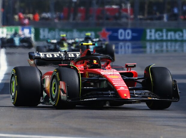 Titel-Bild zur News: Carlos Sainz (Ferrari SF-23) beim Formel-1-Rennen in Aserbaidschan 2023