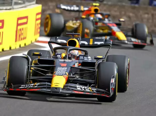 Max Verstappen und Sergio Perez beim Formel-1-Rennen 2023 in Baku Titel-Bild zur News: Max Verstappen und Sergio Perez beim Formel-1-Rennen 2023 in Baku
