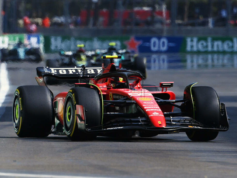 Carlos Sainz (Ferrari SF-23) beim Formel-1Rennen in Aserbaidschan 2023