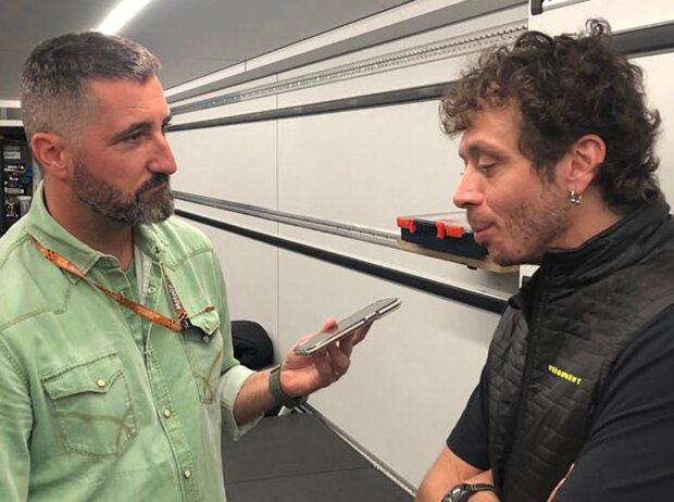 Titel-Bild zur News: Valentino Rossi mit Oriol Puigdemont, Motorsport.com