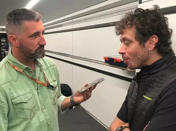 Valentino Rossi mit Oriol Puigdemont, Motorsport.com Titel-Bild zur News: Valentino Rossi mit Oriol Puigdemont, Motorsport.com