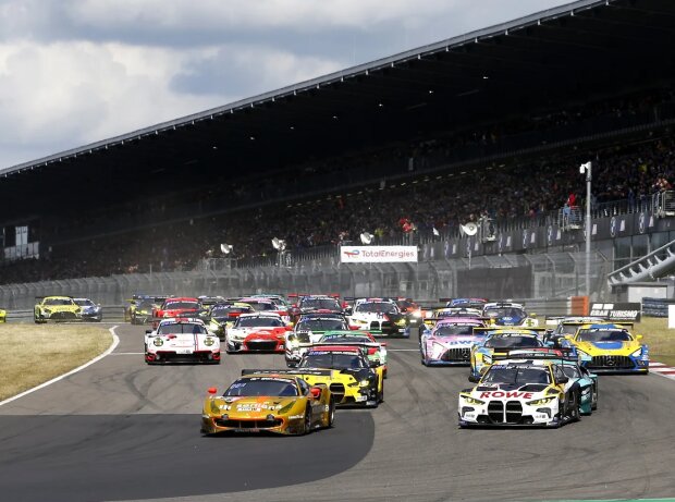 Titel-Bild zur News: Die 24 Stunden vom Nürburgring finden 2023 mit 136 Fahrzeugen statt