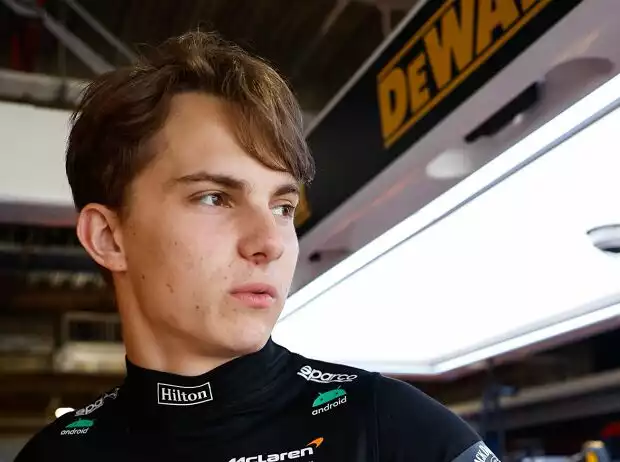 Oscar Piastri vor seinem Trainingseinsatz in Miami 2023 in der McLaren-Box Titel-Bild zur News: Oscar Piastri vor seinem Trainingseinsatz in Miami 2023 in der McLaren-Box