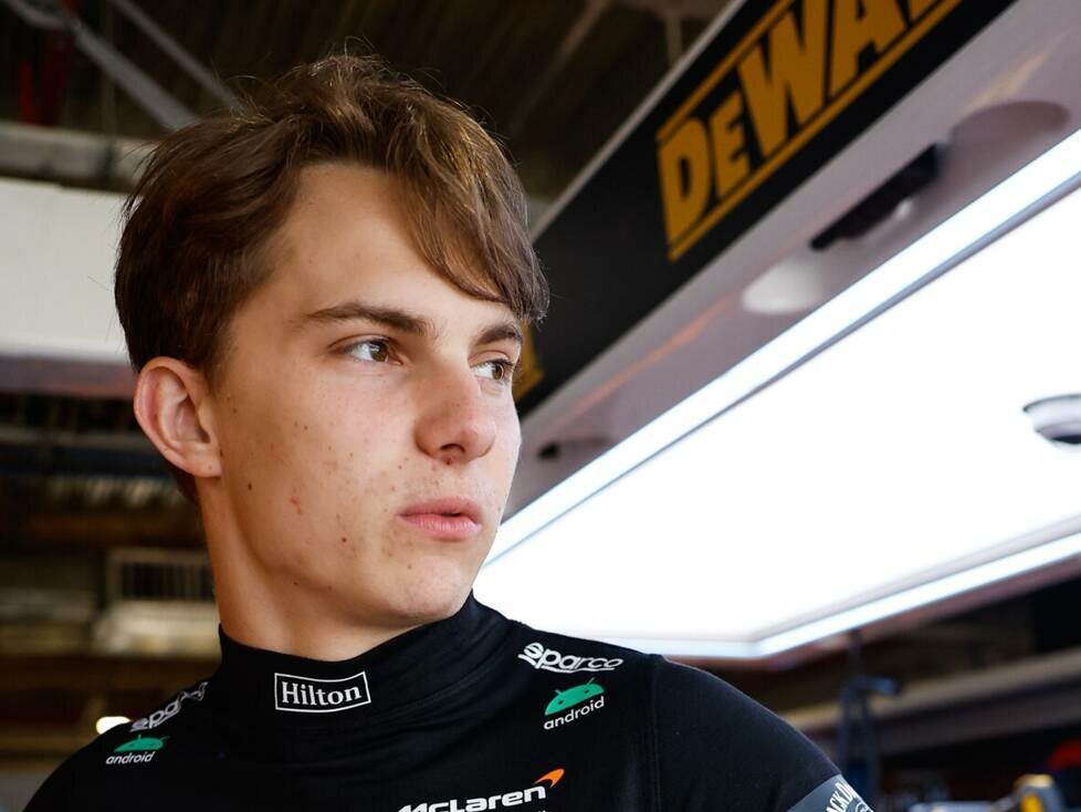 Oscar Piastri vor seinem Trainingseinsatz in Miami 2023 in der McLaren-Box