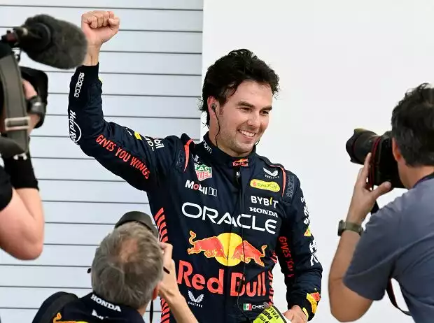 Sergio Perez (Red Bull) jubelt über die Poleposition beim Formel-1-Rennen in Miami 2023 Titel-Bild zur News: Sergio Perez (Red Bull) jubelt über die Poleposition beim Formel-1-Rennen in Miami 2023