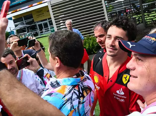 Charles Leclerc mit Fans Titel-Bild zur News: Charles Leclerc mit Fans