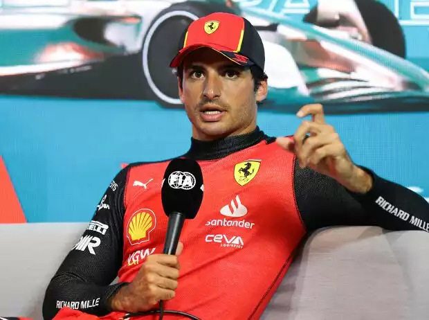 Carlos Sainz (Ferrari) spricht nach dem Qualifying zum Formel-1-Rennen in Miami 2023 Titel-Bild zur News: Carlos Sainz (Ferrari) spricht nach dem Qualifying zum Formel-1-Rennen in Miami 2023