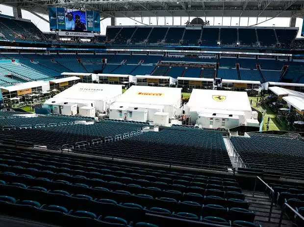 Formel-1-Paddock im Hard-Rock-Stadium in Miami Titel-Bild zur News: Formel-1-Paddock im Hard-Rock-Stadium in Miami